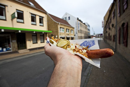 Hot Dog essen in Dänemark