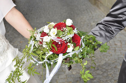 Hochzeitspaar mit Blumenstrauss