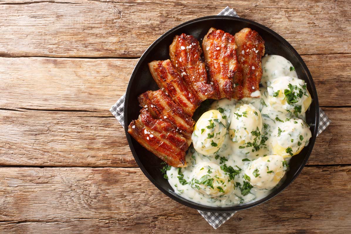 Stegt flæsk ist ein knuspriger Schweinebraten